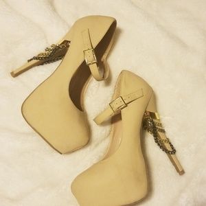 Nude platform pumps